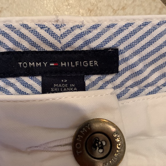 Ladies white Tommy Hilfiger cotton capris or ankle-length pants with 25” inseam. - Picture 2 of 3